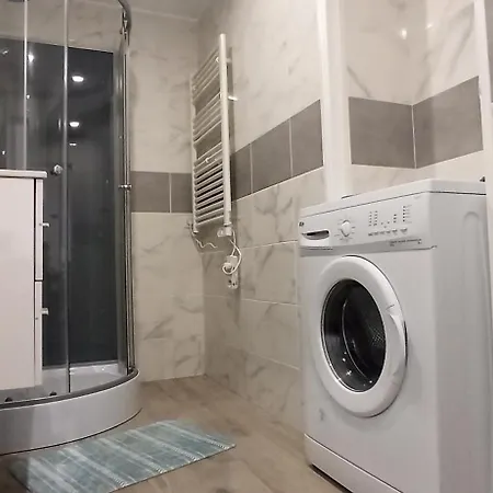 Au Rez-de-chaussee Avec Jardin Prive *